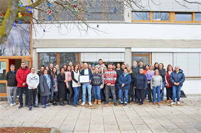 Die Mitarbeiter des Kinderdorfs Pöttsching mit dem ISO 9001 Zertifikat